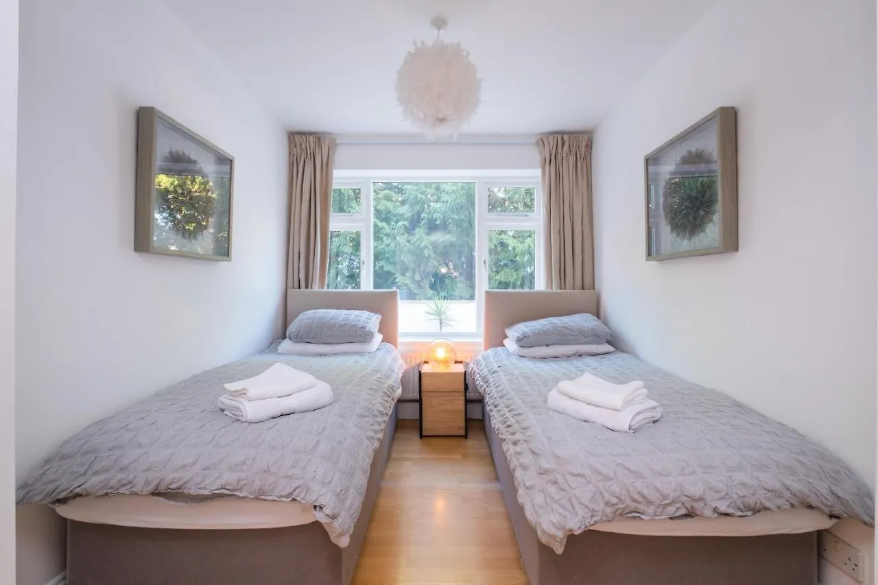 Modern Apt Near Gardens With Large Decking Area - Vivre Retreats Bournemouth 0*,  Regno Unito