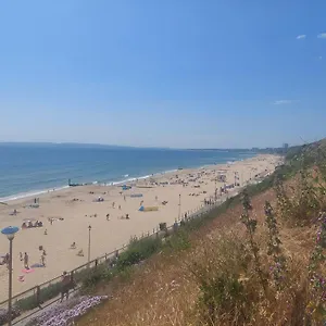 In Boscombe Close To Apartment