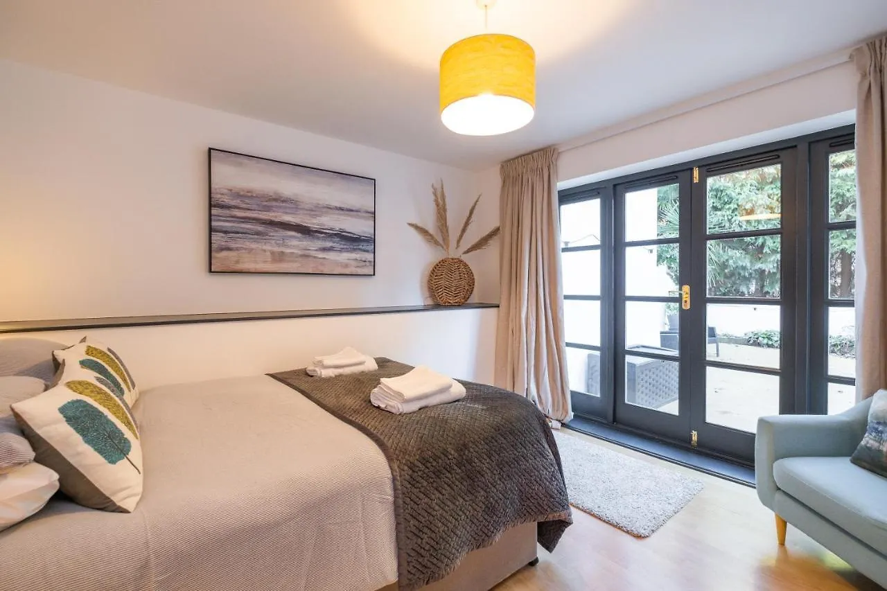 Modern Apt Near Gardens With Large Decking Area - Vivre Retreats Bournemouth 0*,  United Kingdom